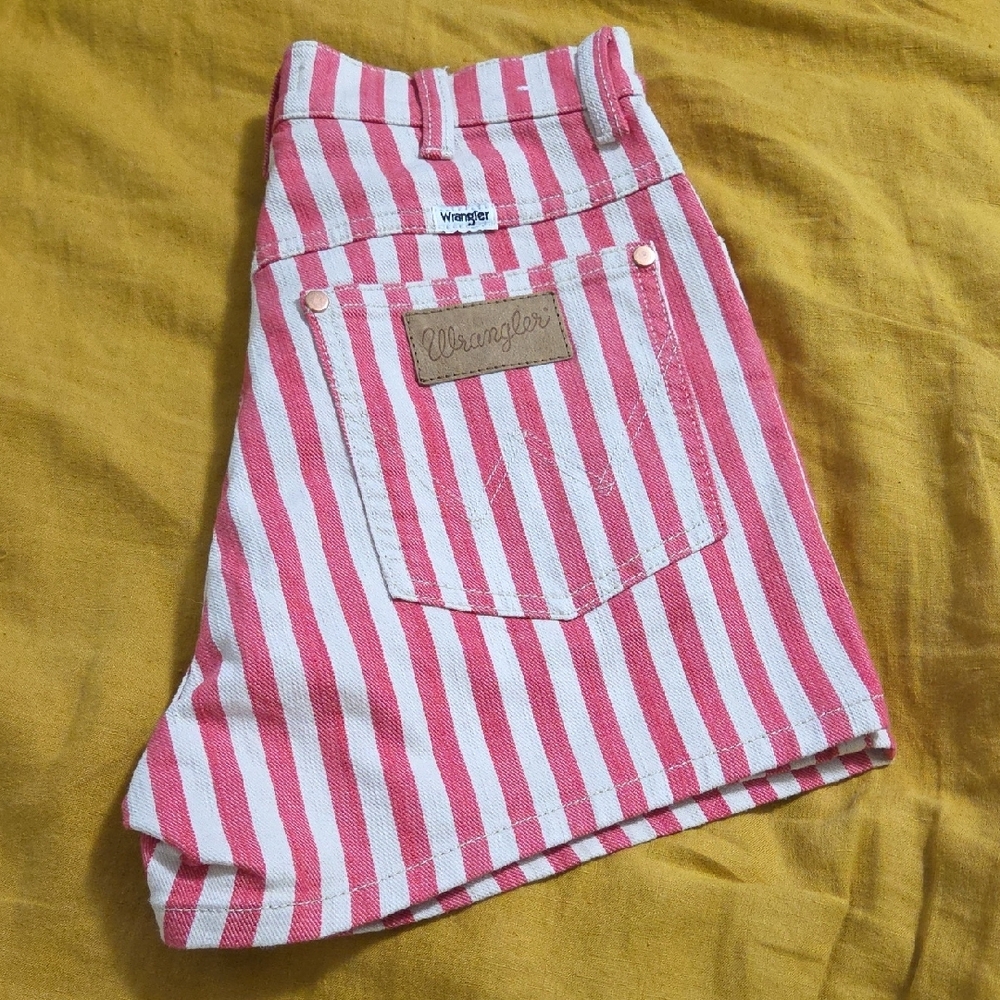 Wrangler High Waist Pink and White Shorts - Picture 4 of 10